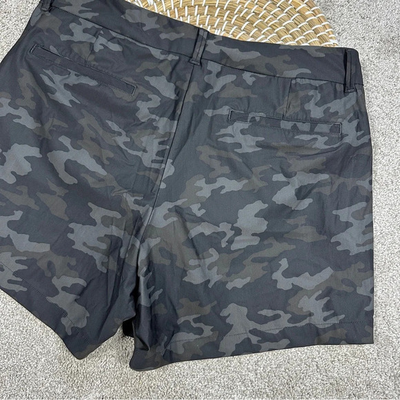 Spanx Sunshine Shorts Pull On 4" UPF 50+ Quick Dry in Camouflage Size M - Picture 8 of 14
